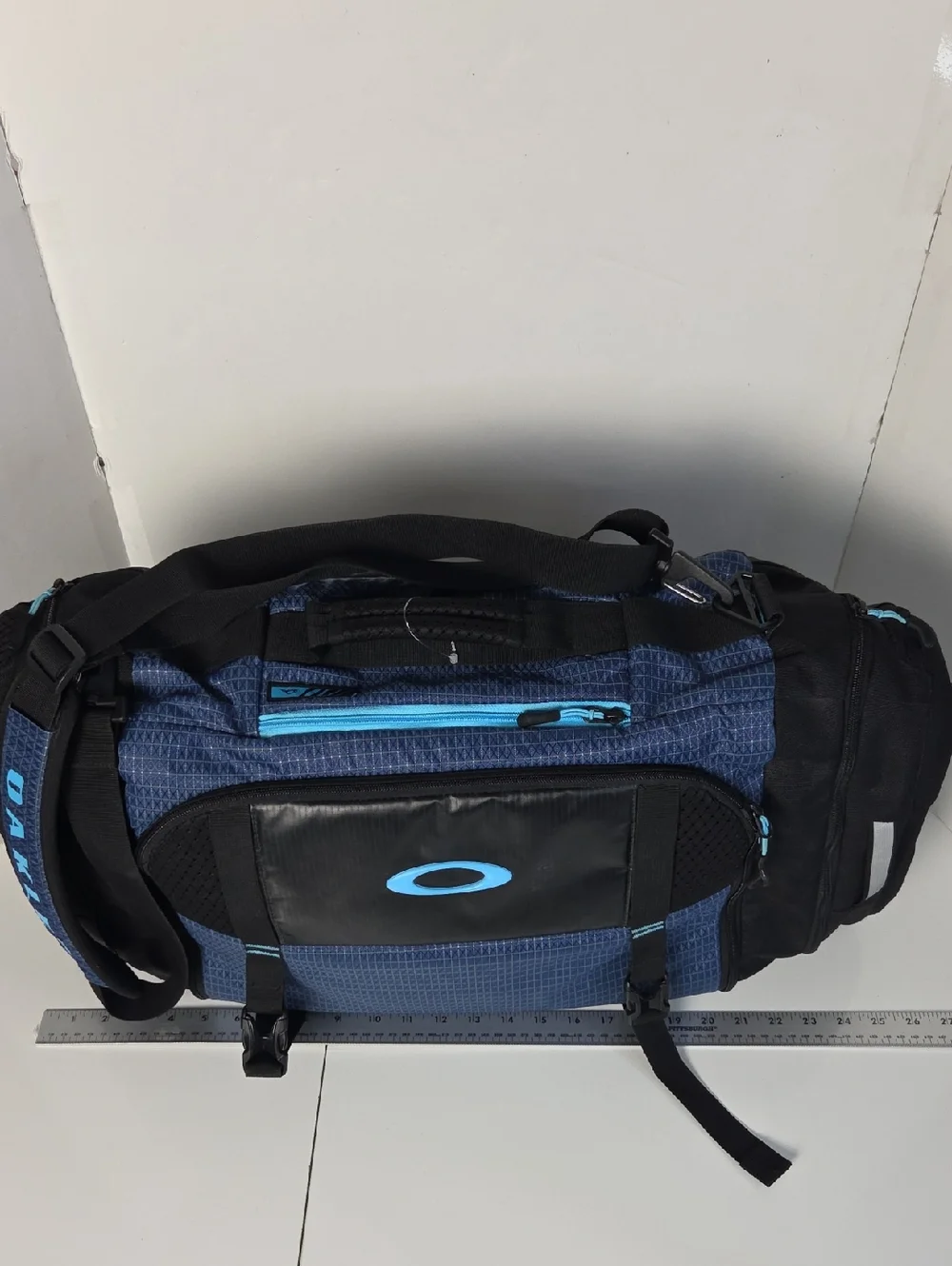 Oakley Link 35L Black and Blue Men's Duffel with Teal Logo